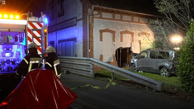 Fahrerflucht nach Auffahrunfall: Auto kracht in Scheune