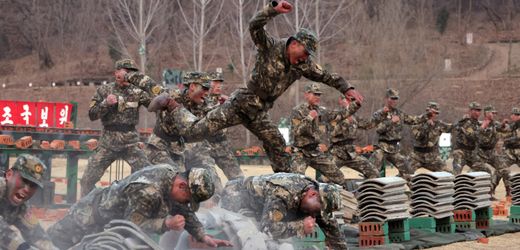 Kim Jong Un zeigt bizarre Propagandashow der Spezialkräfte