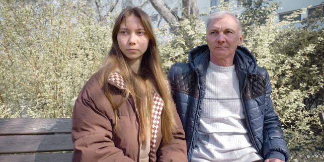 Père et fille fuient la Russie pour un dessin anti-Poutine