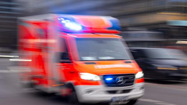 Sanitäter rettet bewusstlosen Mann aus brennender Wohnung