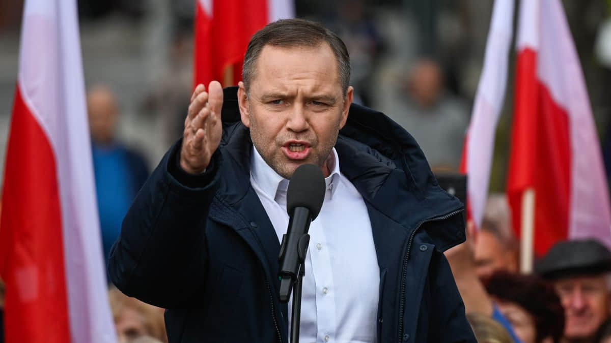 Навроцький лідирує в рейтингу довіри у Польщі з 46,3%