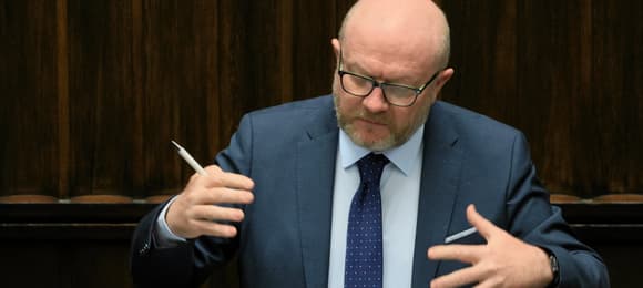 Zawieszenie prawa do azylu w Polsce trwa rok - raport 2025