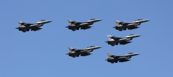 Trump może zdalnie wyłączyć polskie F-16? Ryzyka umów zbrojeniowych