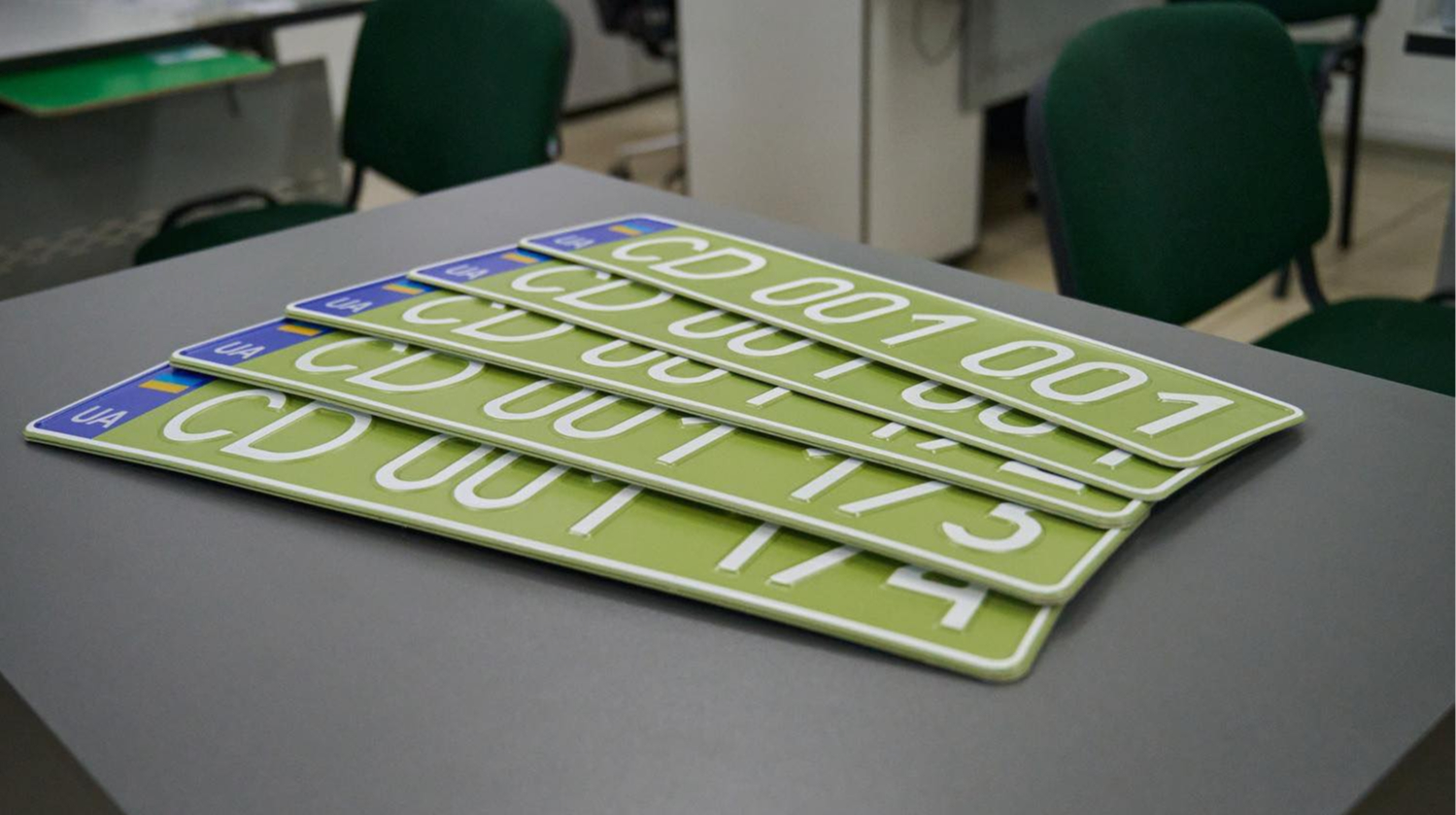 Україна запровадила нові дипломатичні номери оливкового кольору